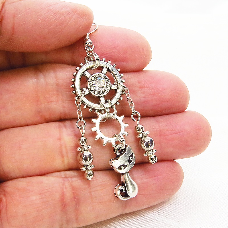 スチームパンク風 猫と歯車・ギアのチェーンピアス アンティークシルバー スワロフスキー