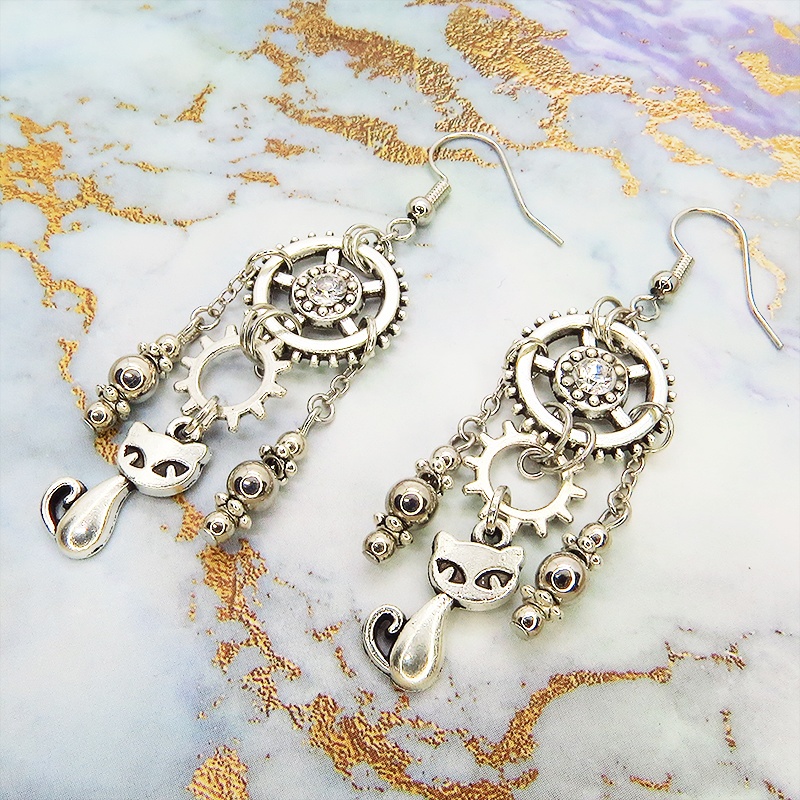 スチームパンク風 猫と歯車・ギアのチェーンピアス アンティークシルバー スワロフスキー