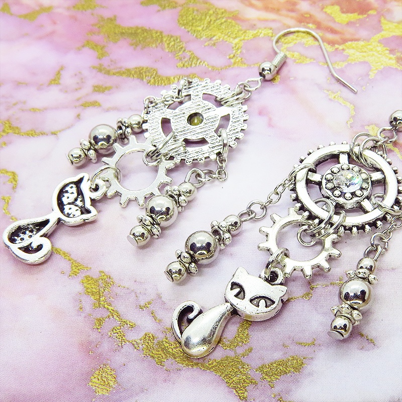 スチームパンク風 猫と歯車・ギアのチェーンピアス アンティークシルバー スワロフスキー