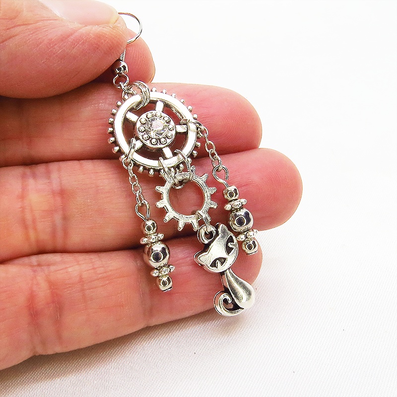 スチームパンク風 猫と歯車・ギアのチェーンピアス アンティークシルバー スワロフスキー