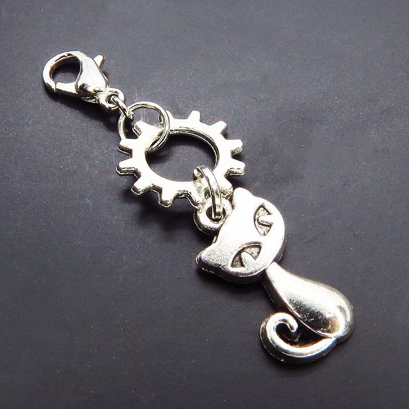 マスクチャーム アンティークシルバー 猫と中があいた歯車を組み合わせた可愛いチャーム キーホルダー スチームパンク風