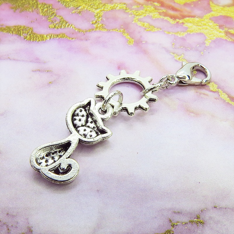 マスクチャーム アンティークシルバー 猫と中があいた歯車を組み合わせた可愛いチャーム キーホルダー スチームパンク風