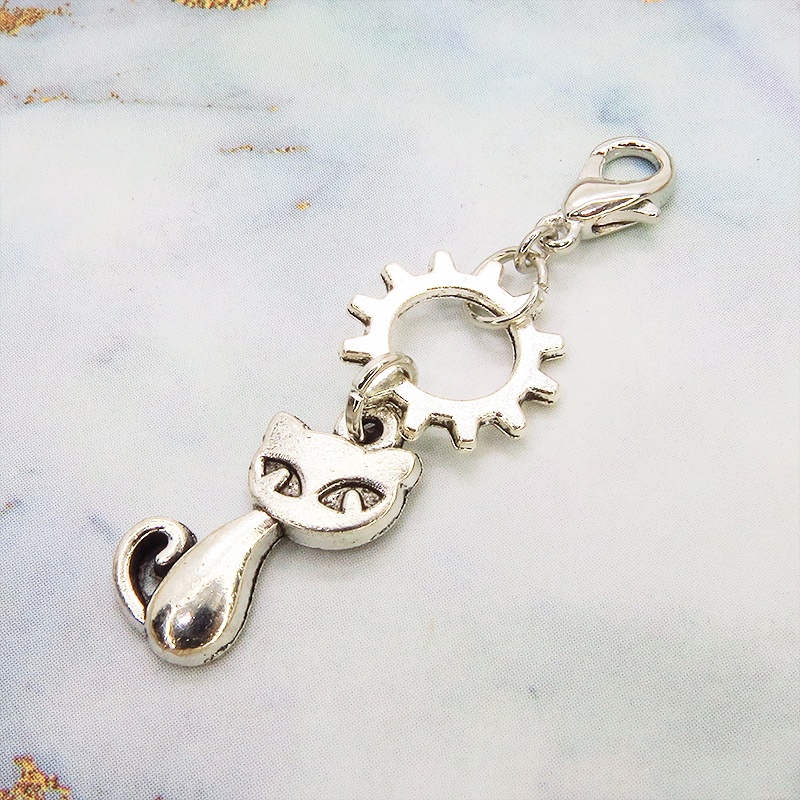 マスクチャーム アンティークシルバー 猫と中があいた歯車を組み合わせた可愛いチャーム キーホルダー スチームパンク風
