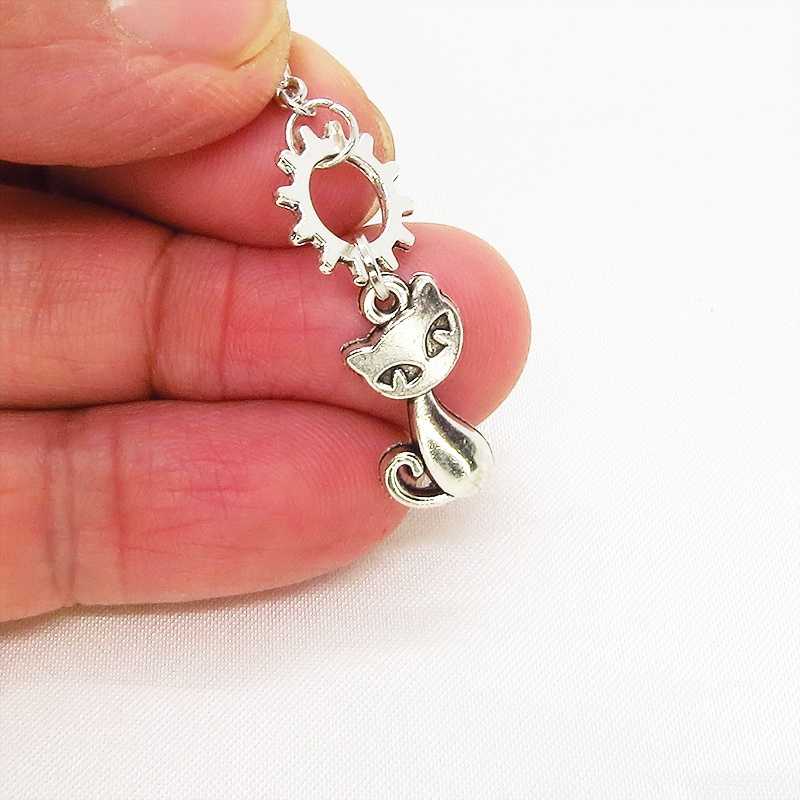 マスクチャーム アンティークシルバー 猫と中があいた歯車を組み合わせた可愛いチャーム キーホルダー スチームパンク風