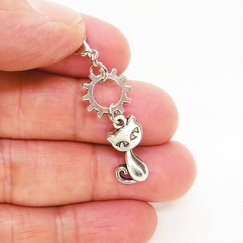 マスクチャーム アンティークシルバー 猫と中があいた歯車を組み合わせた可愛いチャーム キーホルダー スチームパンク風