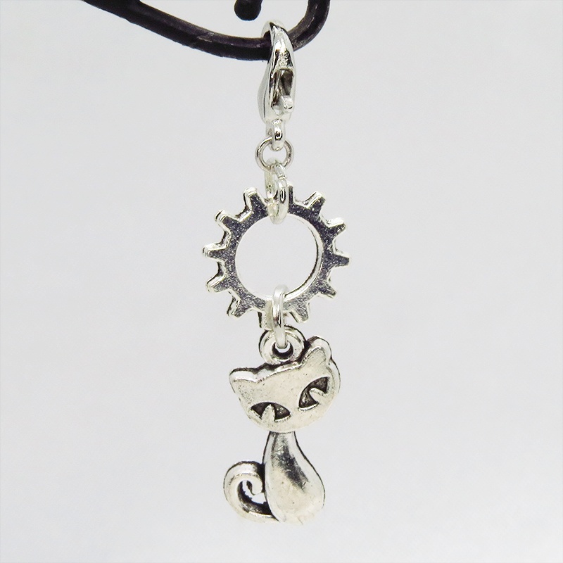 マスクチャーム アンティークシルバー 猫と中があいた歯車を組み合わせた可愛いチャーム キーホルダー スチームパンク風