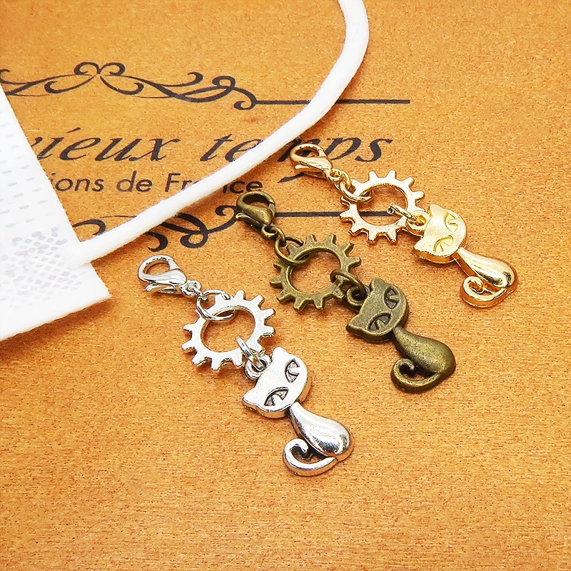 マスクチャーム アンティークシルバー 猫と中があいた歯車を組み合わせた可愛いチャーム キーホルダー スチームパンク風