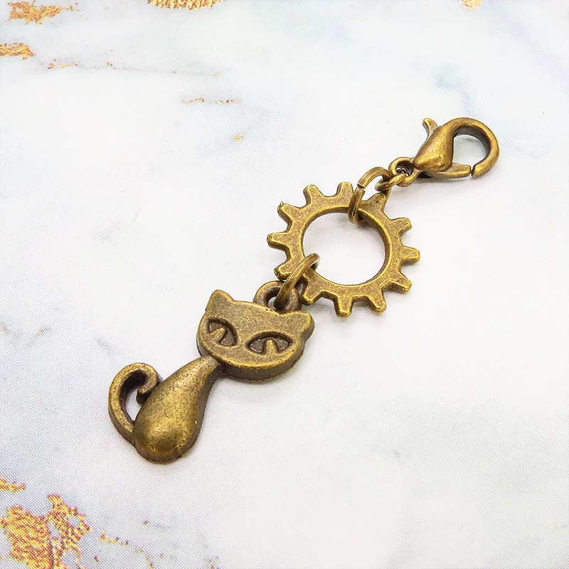 マスクチャーム アンティークカラー 猫と中があいた歯車を組み合わせた可愛いチャーム キーホルダー スチームパンク風
