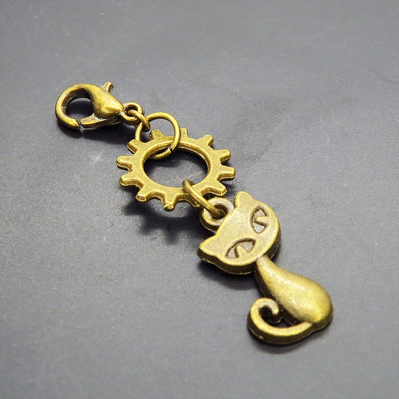 マスクチャーム アンティークカラー 猫と中があいた歯車を組み合わせた可愛いチャーム キーホルダー スチームパンク風