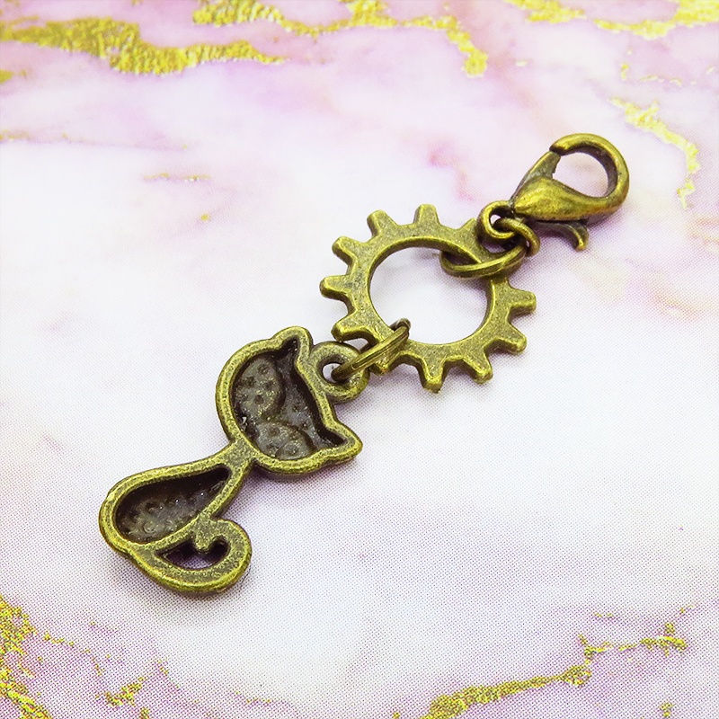 マスクチャーム アンティークカラー 猫と中があいた歯車を組み合わせた可愛いチャーム キーホルダー スチームパンク風