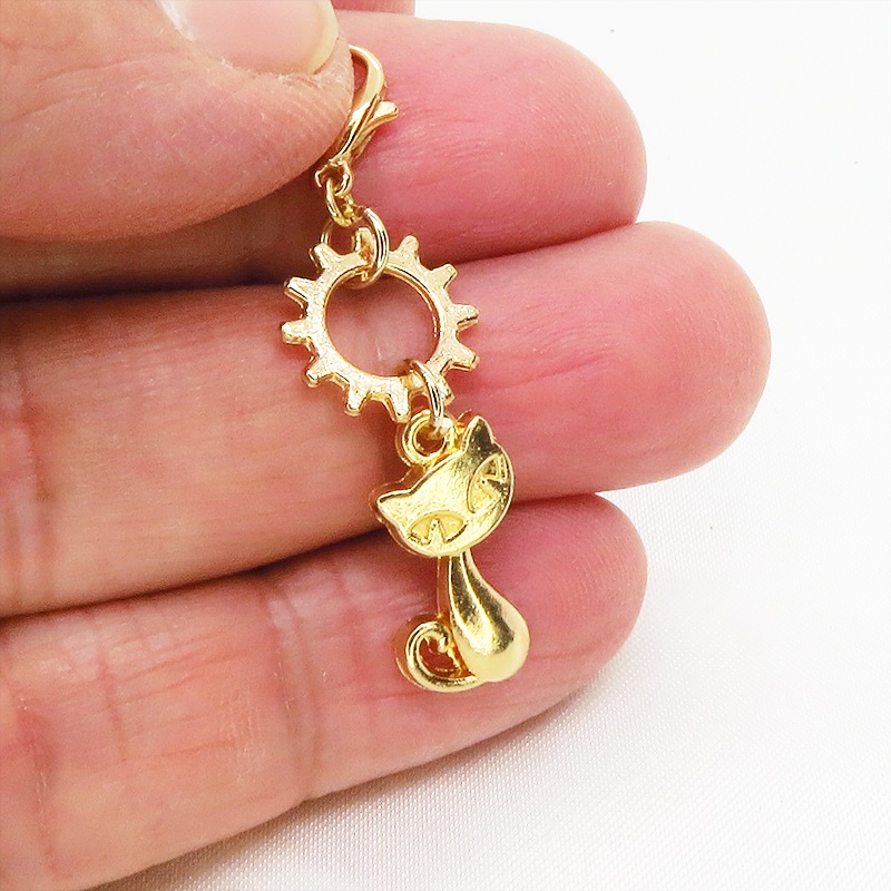 マスクチャーム マットゴールド 猫と中があいた歯車を組み合わせた可愛いチャーム キーホルダー スチームパンク風