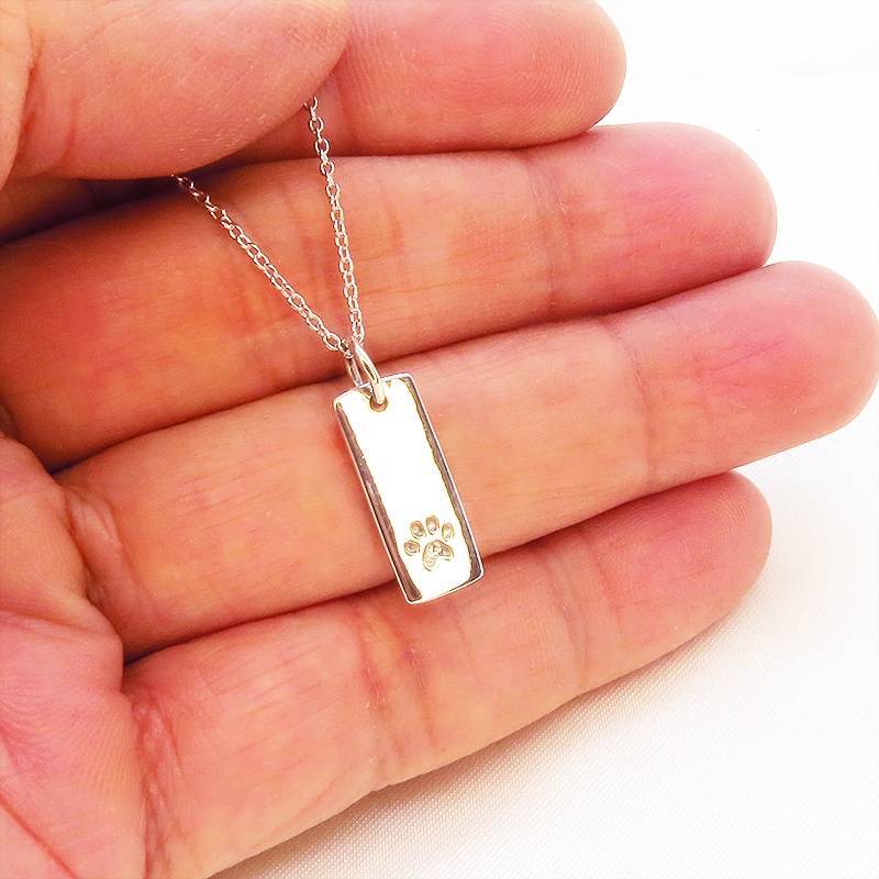 肉球がワンポイントのシルバー925のタグプレートペンダントネックレス 猫ネックレス
