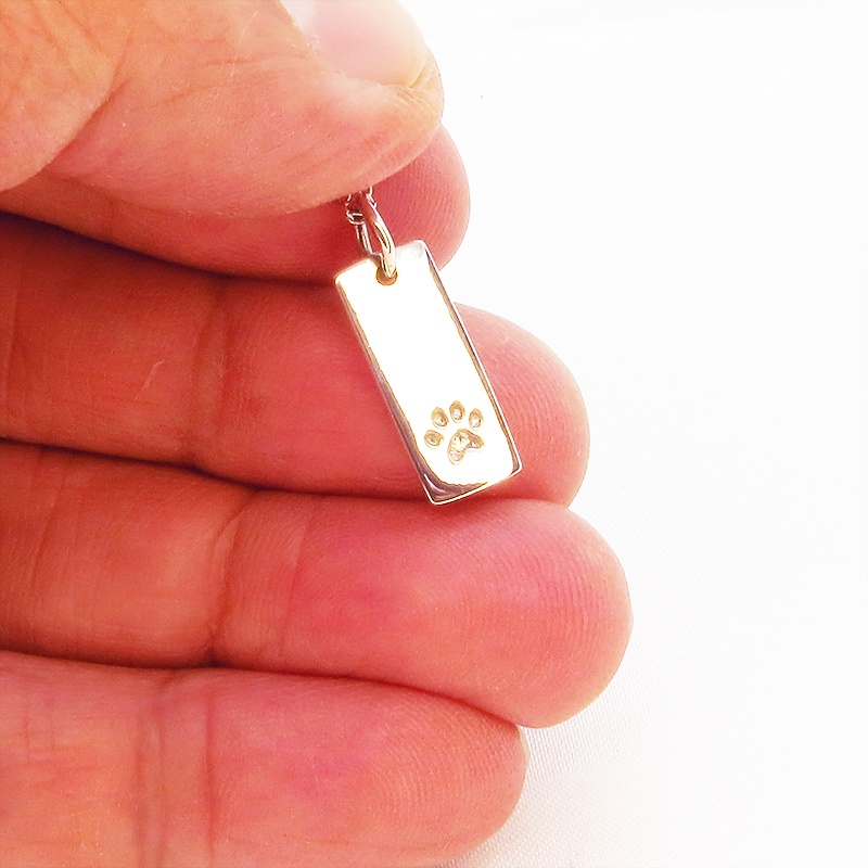 肉球がワンポイントのシルバー925のタグプレートペンダントネックレス 猫ネックレス