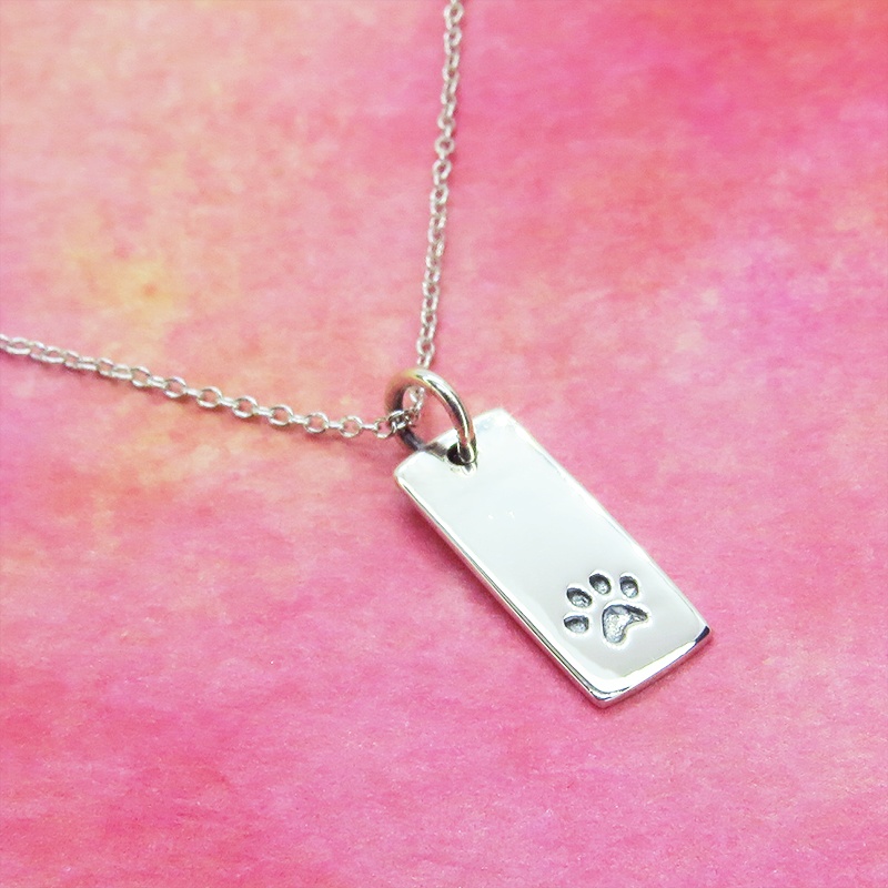 肉球がワンポイントのシルバー925のタグプレートペンダントネックレス 猫ネックレス