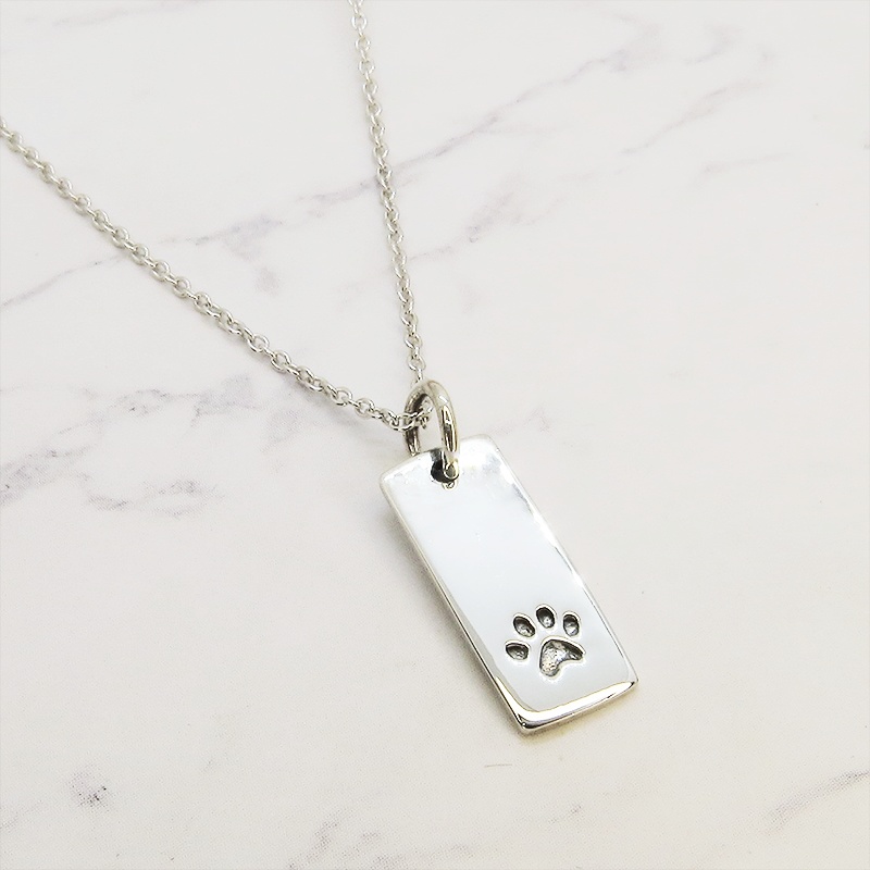肉球がワンポイントのシルバー925のタグプレートペンダントネックレス 猫ネックレス