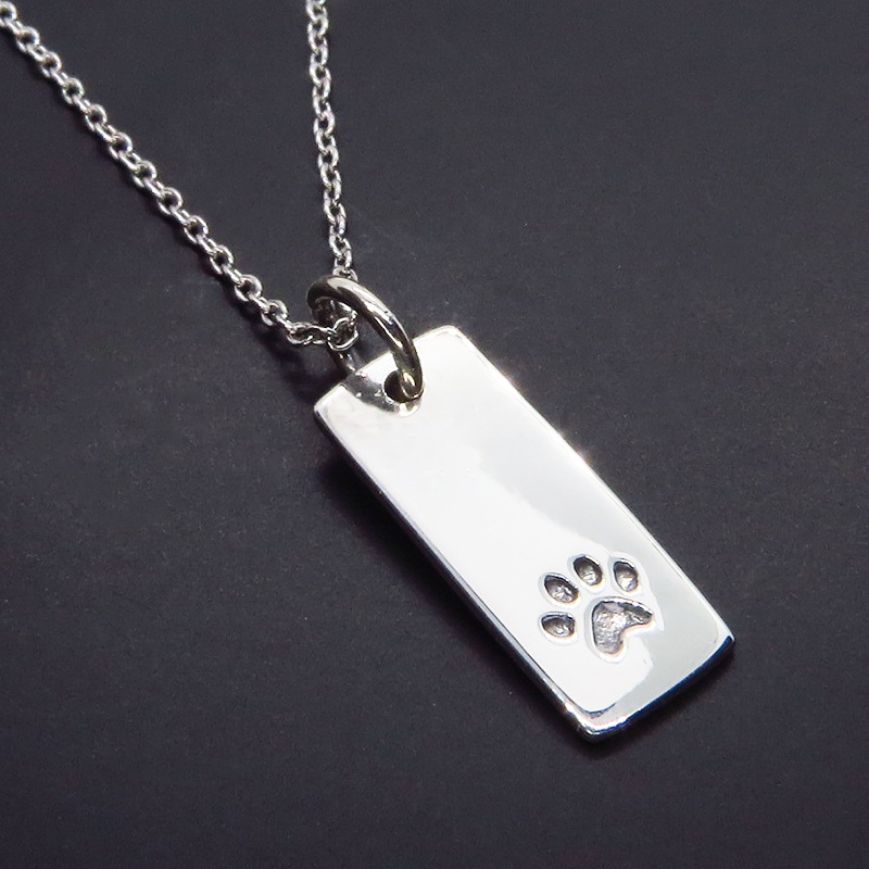 肉球がワンポイントのシルバー925のタグプレートペンダントネックレス 猫ネックレス