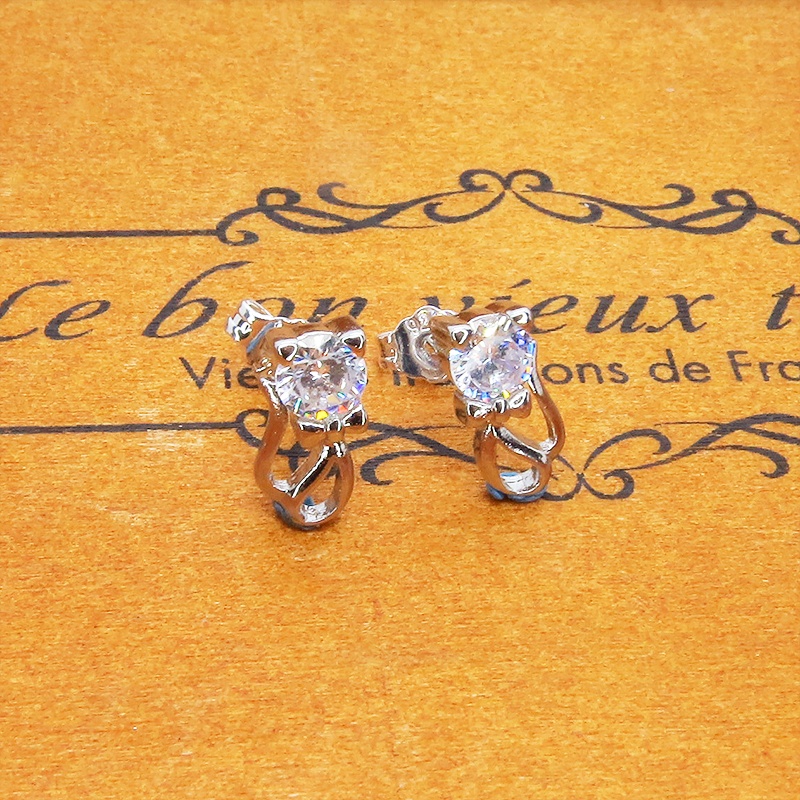 シルバー925 柔らかな曲線のある猫シルエットモチーフの大人可愛いピアス キュービックジルコニア