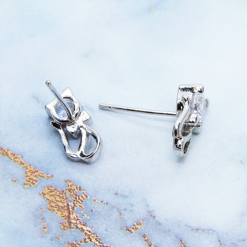 シルバー925 柔らかな曲線のある猫シルエットモチーフの大人可愛いピアス キュービックジルコニア