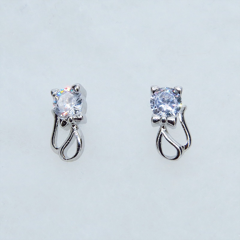 シルバー925 柔らかな曲線のある猫シルエットモチーフの大人可愛いピアス キュービックジルコニア