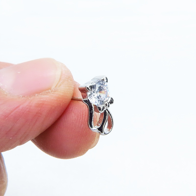 シルバー925 柔らかな曲線のある猫シルエットモチーフの大人可愛いピアス キュービックジルコニア