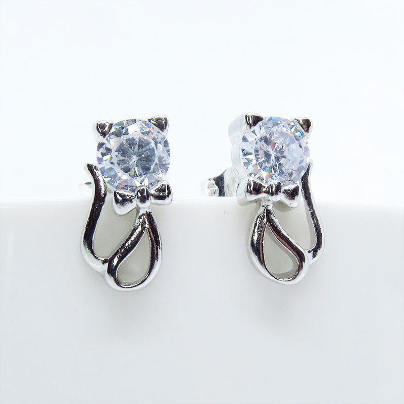 シルバー925 柔らかな曲線のある猫シルエットモチーフの大人可愛いピアス キュービックジルコニア