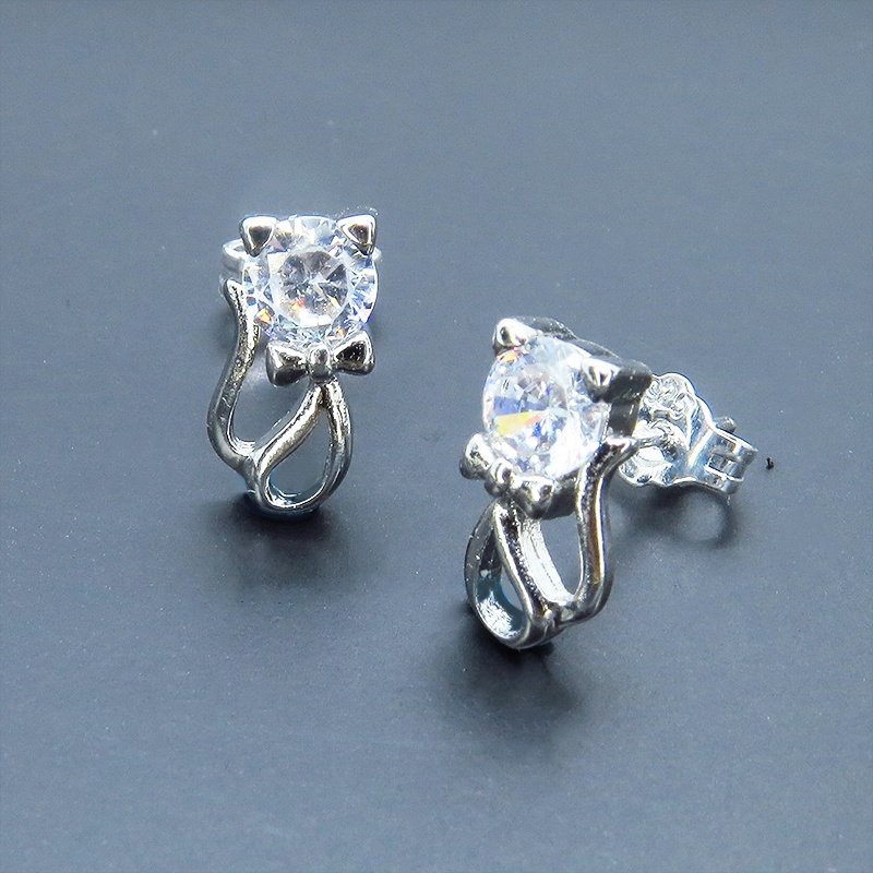 シルバー925 柔らかな曲線のある猫シルエットモチーフの大人可愛いピアス キュービックジルコニア