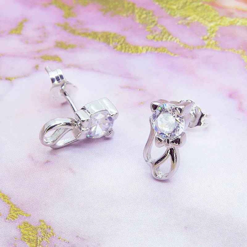 シルバー925 柔らかな曲線のある猫シルエットモチーフの大人可愛いピアス キュービックジルコニア