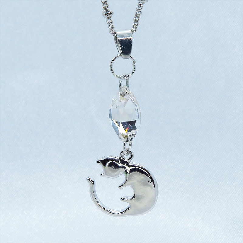 丸くなってる可愛い猫モチーフと大きめスワロフスキー(クリアカラー)のネックレス シルバーカラー