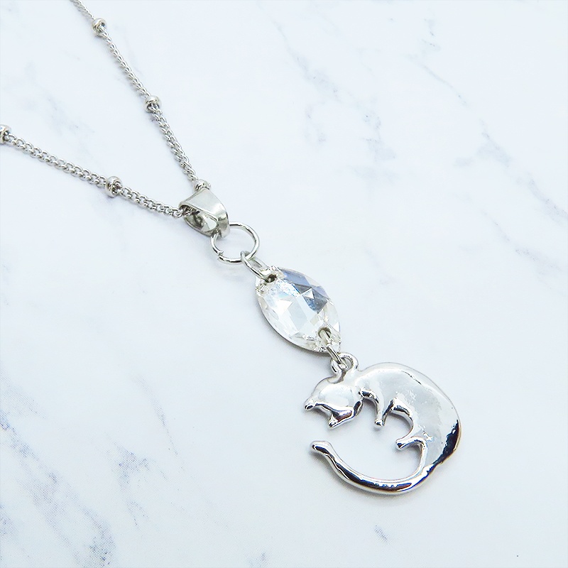 丸くなってる可愛い猫モチーフと大きめスワロフスキー(クリアカラー)のネックレス シルバーカラー