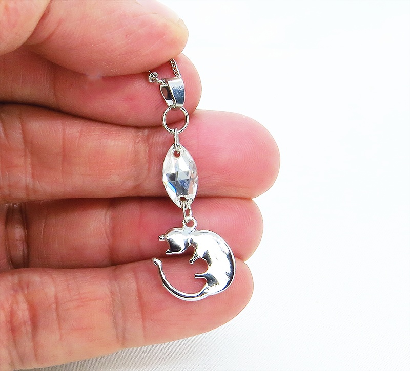 丸くなってる可愛い猫モチーフと大きめスワロフスキー(クリアカラー)のネックレス シルバーカラー