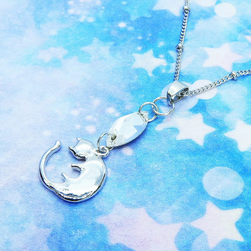 丸くなってる可愛い猫モチーフと大きめスワロフスキー(クリアカラー)のネックレス シルバーカラー