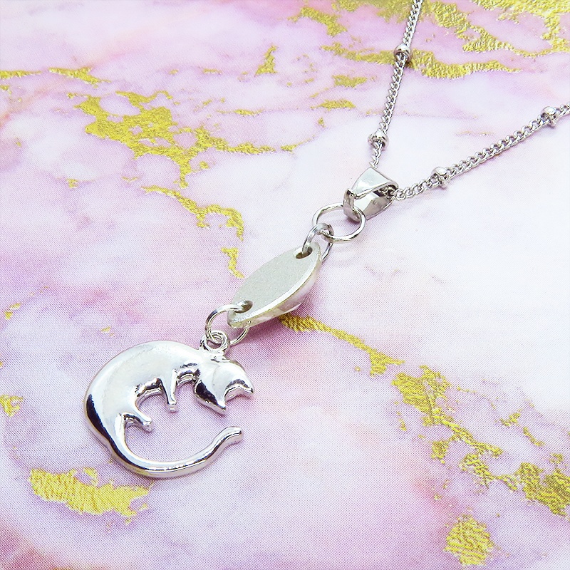 丸くなってる可愛い猫モチーフと大きめスワロフスキー(クリアカラー)のネックレス シルバーカラー