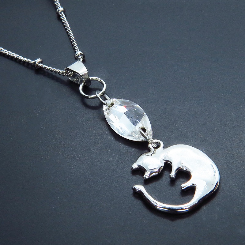 丸くなってる可愛い猫モチーフと大きめスワロフスキー(クリアカラー)のネックレス シルバーカラー