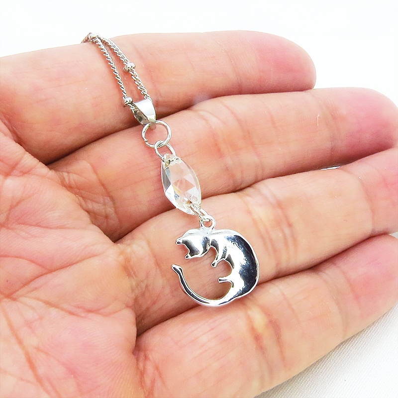 丸くなってる可愛い猫モチーフと大きめスワロフスキー(クリアカラー)のネックレス シルバーカラー