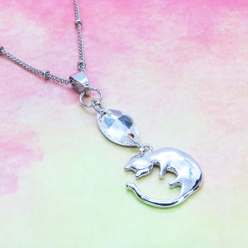 丸くなってる可愛い猫モチーフと大きめスワロフスキー(クリアカラー)のネックレス シルバーカラー