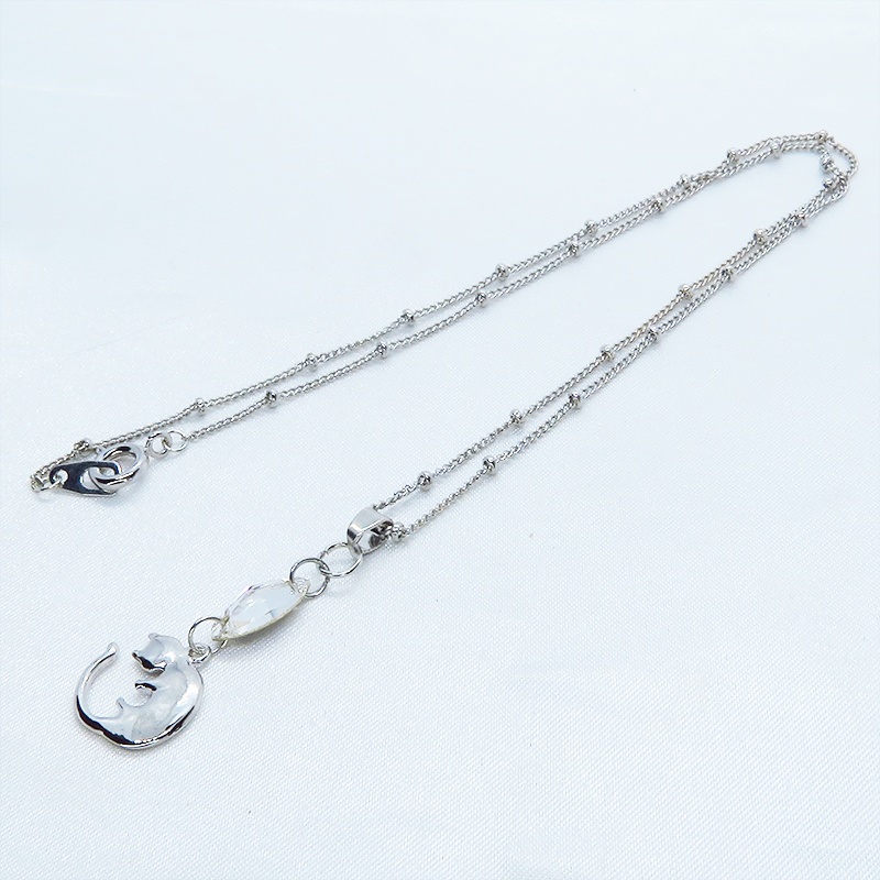 丸くなってる可愛い猫モチーフと大きめスワロフスキー(クリアカラー)のネックレス シルバーカラー