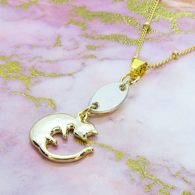 丸くなってる可愛い猫モチーフと大きめスワロフスキー(ゴールドシャドー)のネックレス ゴールドカラー