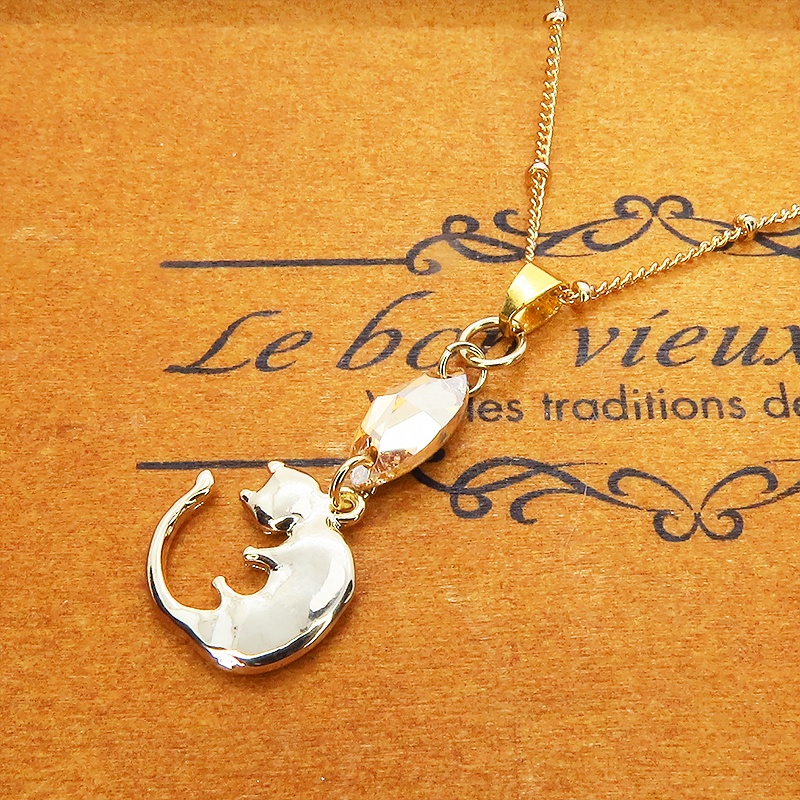 丸くなってる可愛い猫モチーフと大きめスワロフスキー(ゴールドシャドー)のネックレス ゴールドカラー