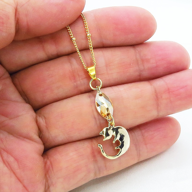 丸くなってる可愛い猫モチーフと大きめスワロフスキー(ゴールドシャドー)のネックレス ゴールドカラー