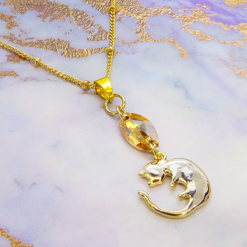 丸くなってる可愛い猫モチーフと大きめスワロフスキー(ゴールドシャドー)のネックレス ゴールドカラー