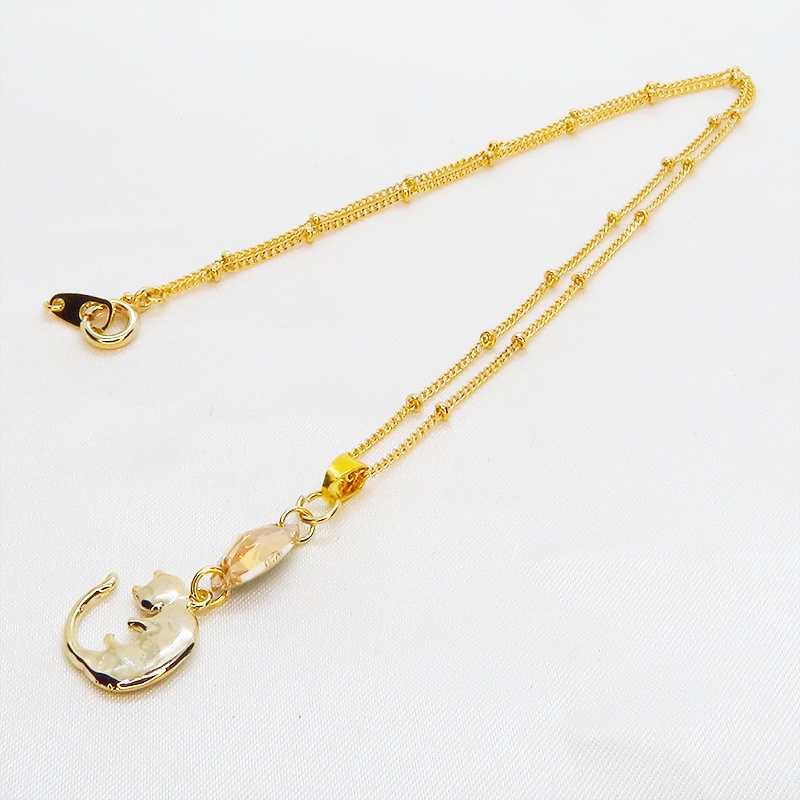 丸くなってる可愛い猫モチーフと大きめスワロフスキー(ゴールドシャドー)のネックレス ゴールドカラー