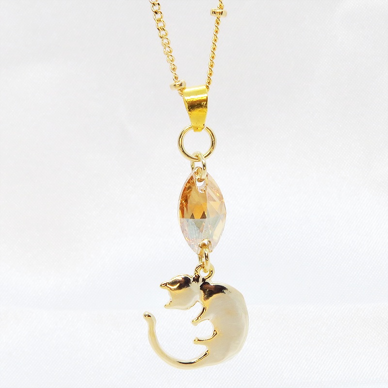 丸くなってる可愛い猫モチーフと大きめスワロフスキー(ゴールドシャドー)のネックレス ゴールドカラー