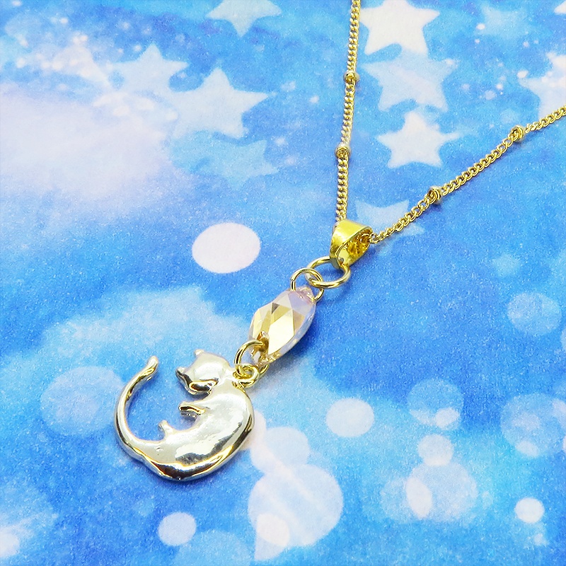 丸くなってる可愛い猫モチーフと大きめスワロフスキー(ゴールドシャドー)のネックレス ゴールドカラー