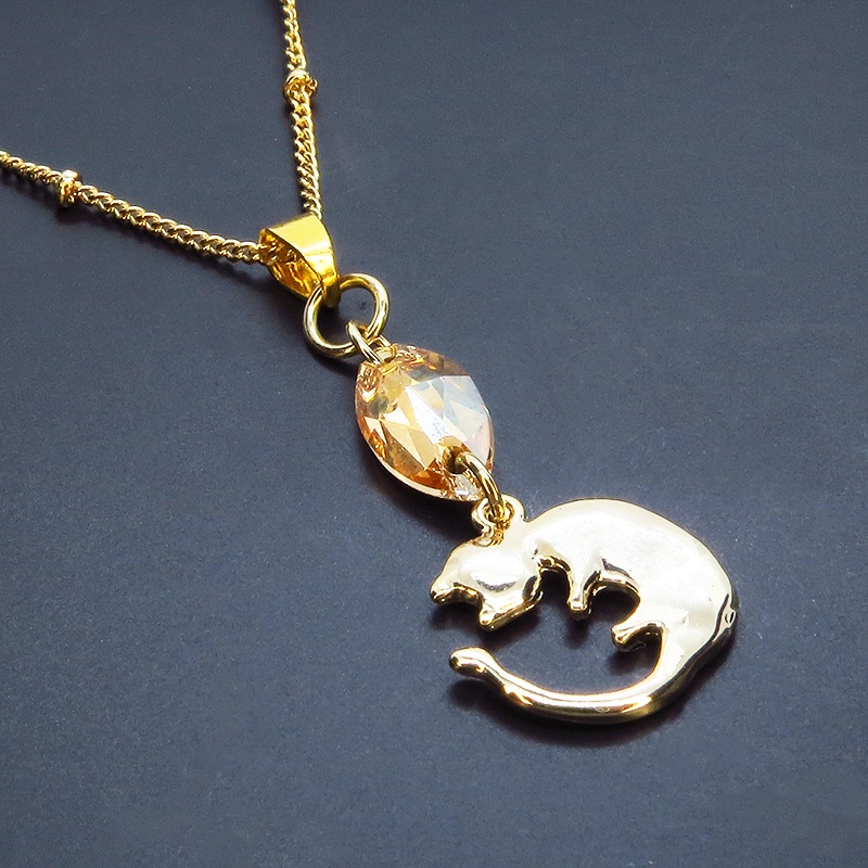 丸くなってる可愛い猫モチーフと大きめスワロフスキー(ゴールドシャドー)のネックレス ゴールドカラー