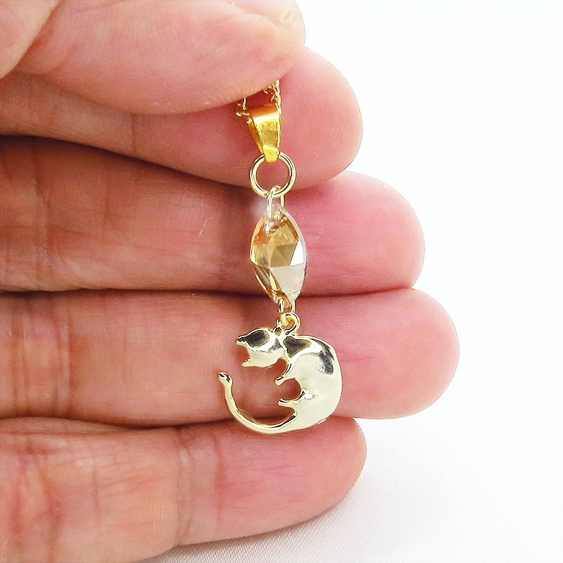 丸くなってる可愛い猫モチーフと大きめスワロフスキー(ゴールドシャドー)のネックレス ゴールドカラー