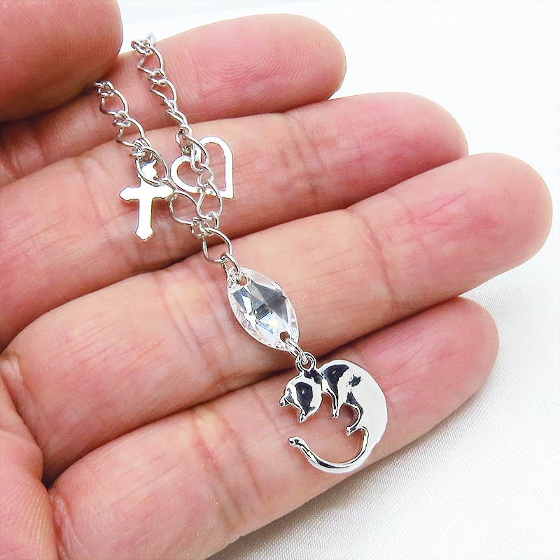 丸くなってる可愛い猫モチーフと大きめスワロスフキー(クリアカラー)のブレスレット シルバーカラー