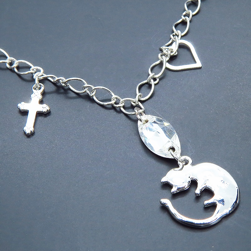 丸くなってる可愛い猫モチーフと大きめスワロスフキー(クリアカラー)のブレスレット シルバーカラー