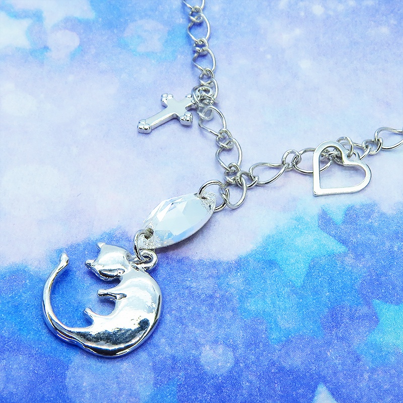 丸くなってる可愛い猫モチーフと大きめスワロスフキー(クリアカラー)のブレスレット シルバーカラー