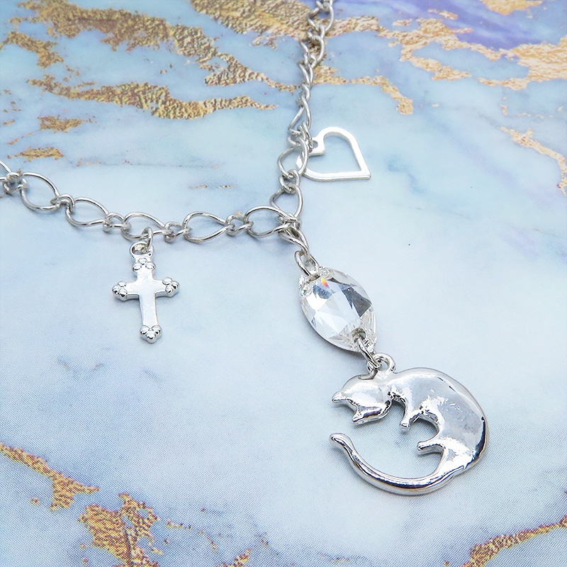 丸くなってる可愛い猫モチーフと大きめスワロスフキー(クリアカラー)のブレスレット シルバーカラー