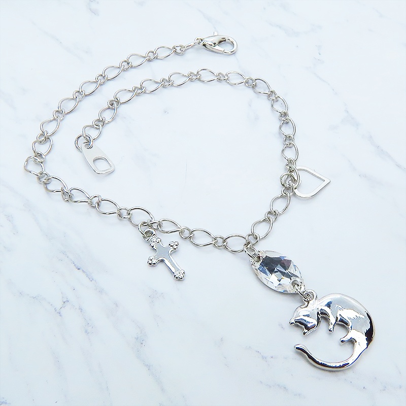 丸くなってる可愛い猫モチーフと大きめスワロスフキー(クリアカラー)のブレスレット シルバーカラー